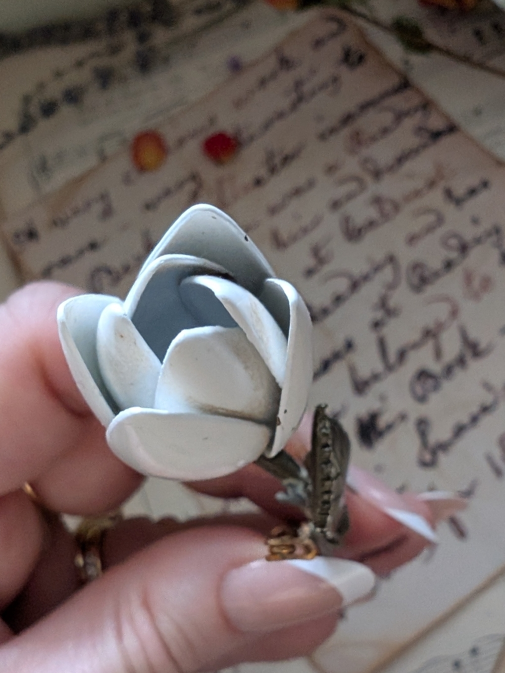 1930s Vintage White Tulip Flower Brooch - Silver Tone Leaf Stem - Picture 9 of 11